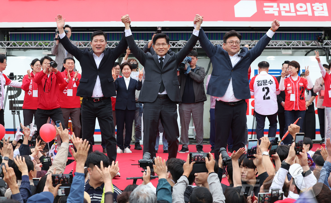 (구미=뉴스1) 김민지 기자 = 김문수 국민의힘 대통령 후보가 24일 경북 구미시 박정희 전 대통령 생가 인근에서 집중유세를 하고 있다. (공동취재) 2025.5.24/뉴스1
