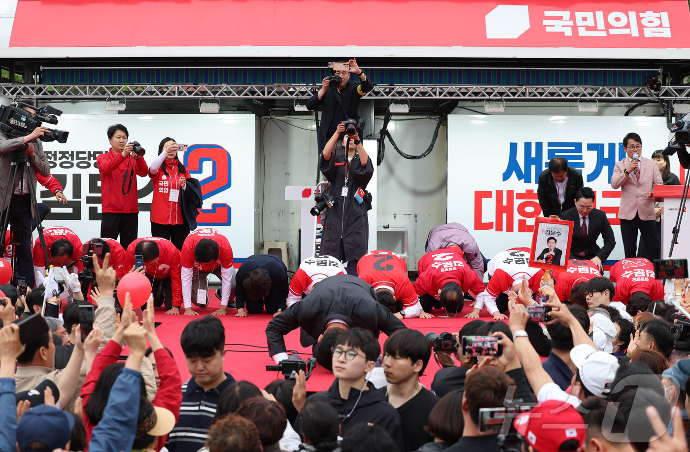 (구미=뉴스1) 김민지 기자 = 김문수 국민의힘 대통령 후보가 24일 경북 구미시 박정희 전 대통령 생가 인근에서 집중유세를 하고 있다. (공동취재) 2025.5.24/뉴스1