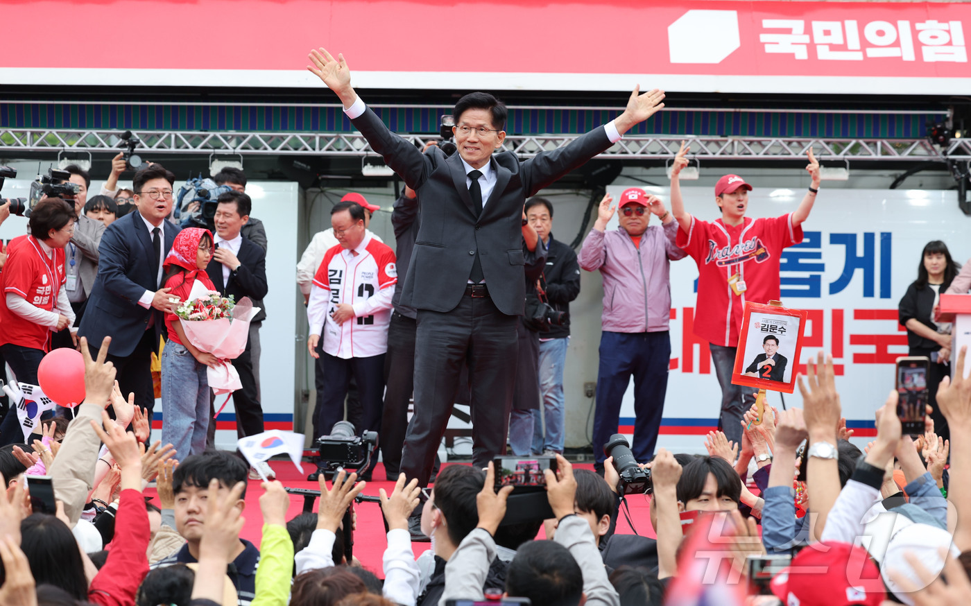 (구미=뉴스1) 김민지 기자 = 김문수 국민의힘 대통령 후보가 24일 경북 구미시 박정희 전 대통령 생가 인근에서 집중유세를 하고 있다. (공동취재) 2025.5.24/뉴스1