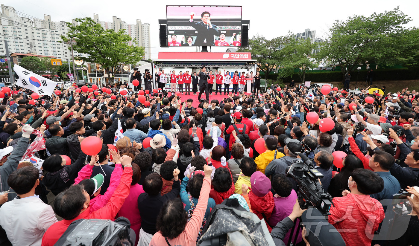 (구미=뉴스1) 김민지 기자 = 김문수 국민의힘 대통령 후보가 24일 경북 구미시 박정희 전 대통령 생가 인근에서 집중유세를 하고 있다. (공동취재) 2025.5.24/뉴스1