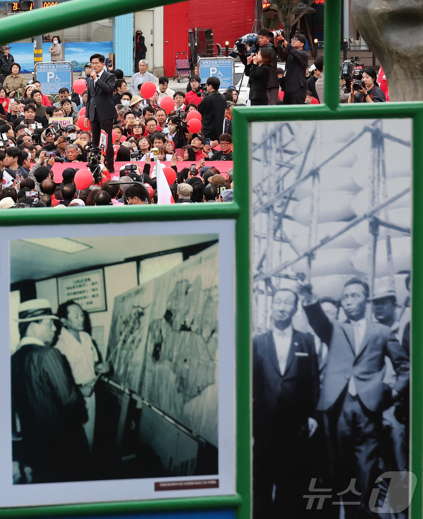 (구미=뉴스1) 김민지 기자 = 김문수 국민의힘 대통령 후보가 24일 경북 구미시 박정희 전 대통령 생가 인근에서 집중유세를 하고 있다. (공동취재) 2025.5.24/뉴스1