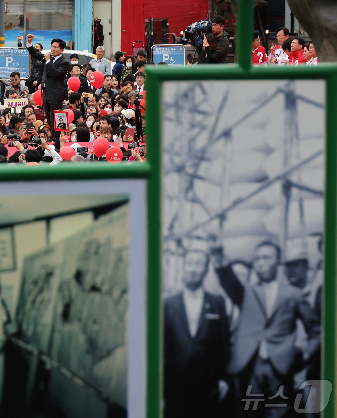 (구미=뉴스1) 김민지 기자 = 김문수 국민의힘 대통령 후보가 24일 경북 구미시 박정희 전 대통령 생가 인근에서 집중유세를 하고 있다. (공동취재) 2025.5.24/뉴스1