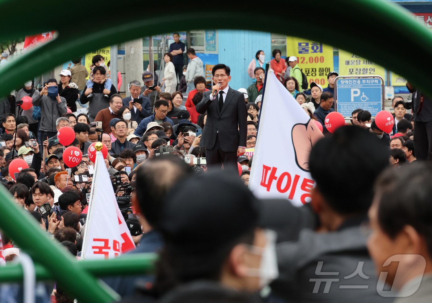 (구미=뉴스1) 김민지 기자 = 김문수 국민의힘 대통령 후보가 24일 경북 구미시 박정희 전 대통령 생가 인근에서 집중유세를 하고 있다. (공동취재) 2025.5.24/뉴스1