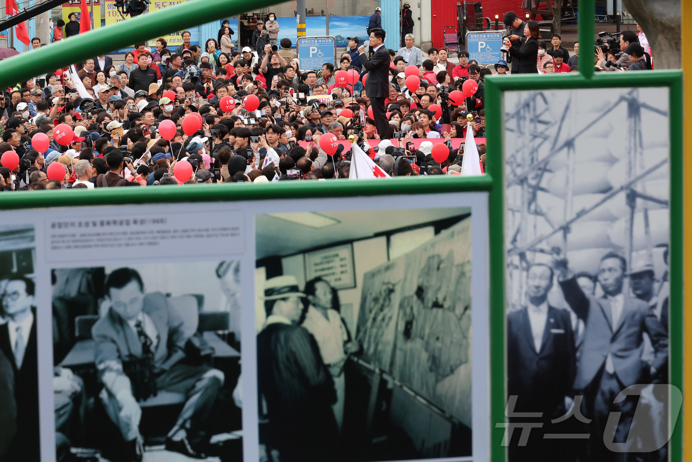 (구미=뉴스1) 김민지 기자 = 김문수 국민의힘 대통령 후보가 24일 경북 구미시 박정희 전 대통령 생가 인근에서 집중유세를 하고 있다. (공동취재) 2025.5.24/뉴스1