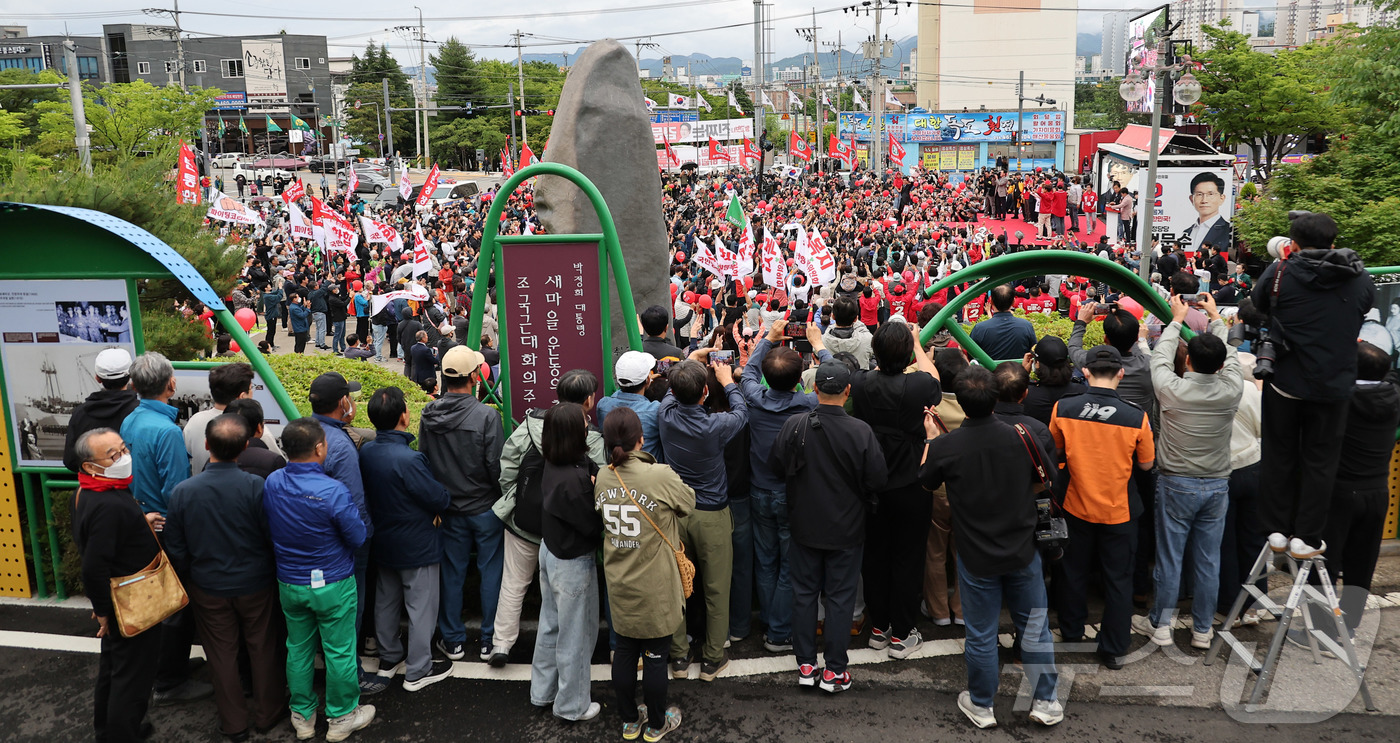 (구미=뉴스1) 김민지 기자 = 김문수 국민의힘 대통령 후보가 24일 경북 구미시 박정희 전 대통령 생가 인근에서 집중유세를 하고 있다. (공동취재) 2025.5.24/뉴스1