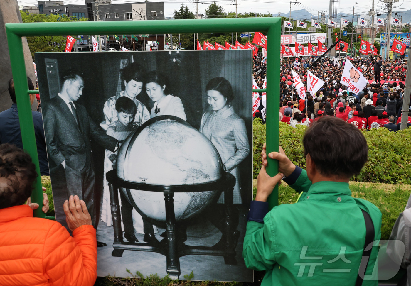 (구미=뉴스1) 김민지 기자 = 김문수 국민의힘 대통령 후보가 24일 경북 구미시 박정희 전 대통령 생가 인근에서 집중유세를 하고 있다. (공동취재) 2025.5.24/뉴스1