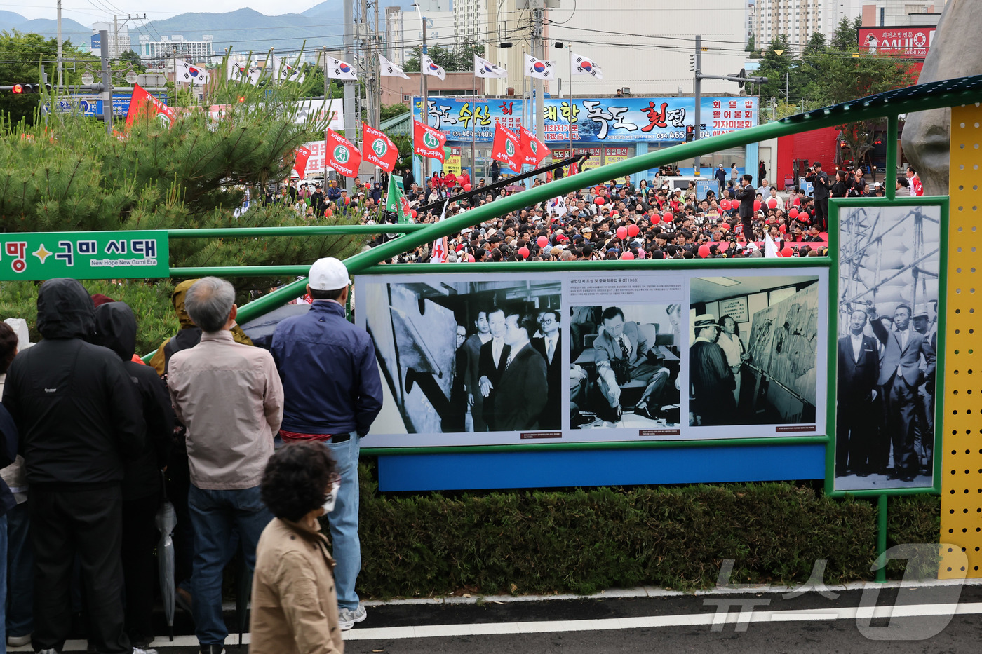 (구미=뉴스1) 김민지 기자 = 김문수 국민의힘 대통령 후보가 24일 경북 구미시 박정희 전 대통령 생가 인근에서 집중유세를 하고 있다. (공동취재) 2025.5.24/뉴스1