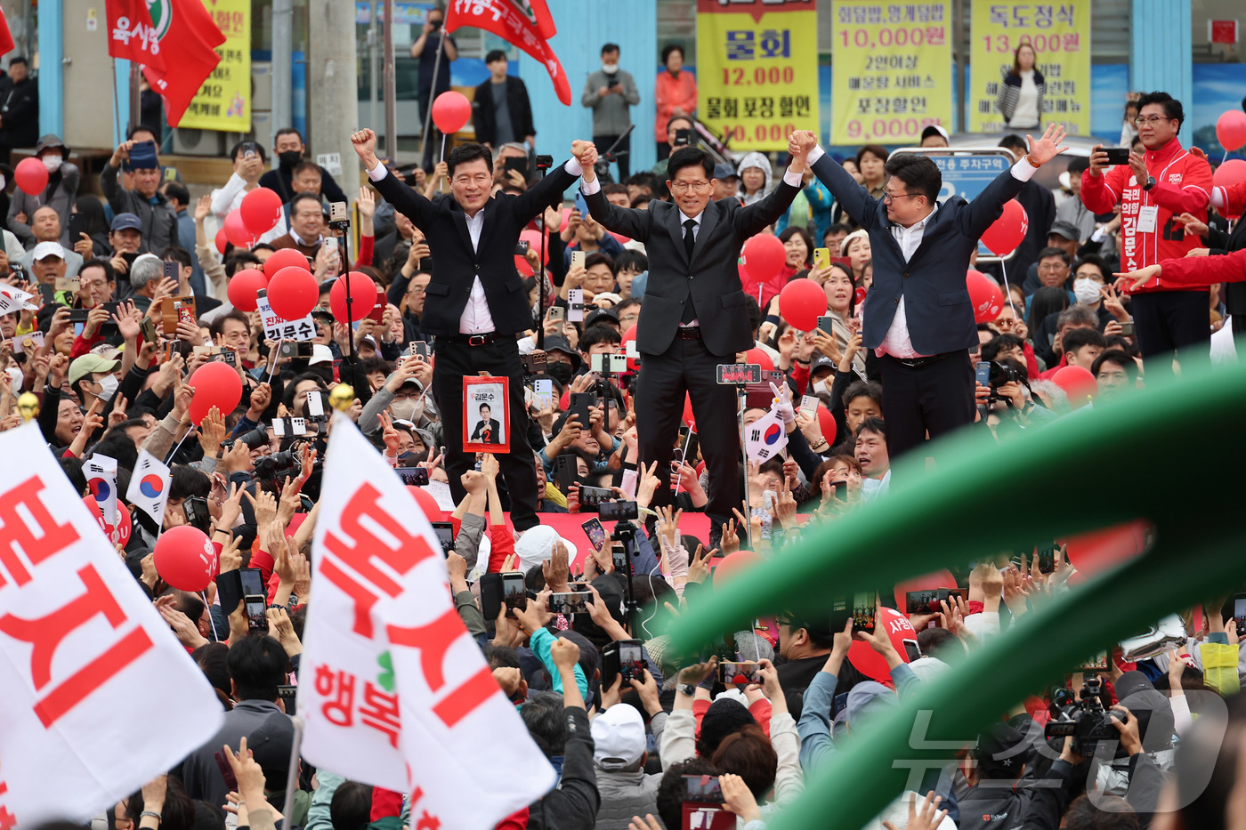 (구미=뉴스1) 김민지 기자 = 김문수 국민의힘 대통령 후보가 24일 경북 구미시 박정희 전 대통령 생가 인근에서 집중유세를 하고 있다. (공동취재) 2025.5.24/뉴스1