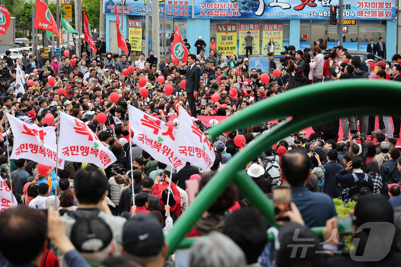 (구미=뉴스1) 김민지 기자 = 김문수 국민의힘 대통령 후보가 24일 경북 구미시 박정희 전 대통령 생가 인근에서 집중유세를 하고 있다. (공동취재) 2025.5.24/뉴스1