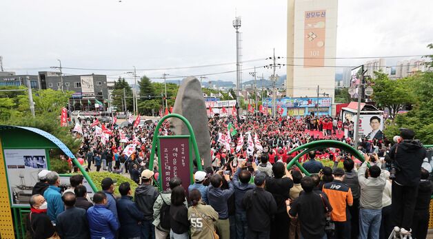 꽉 찬 유세장에 밖까지