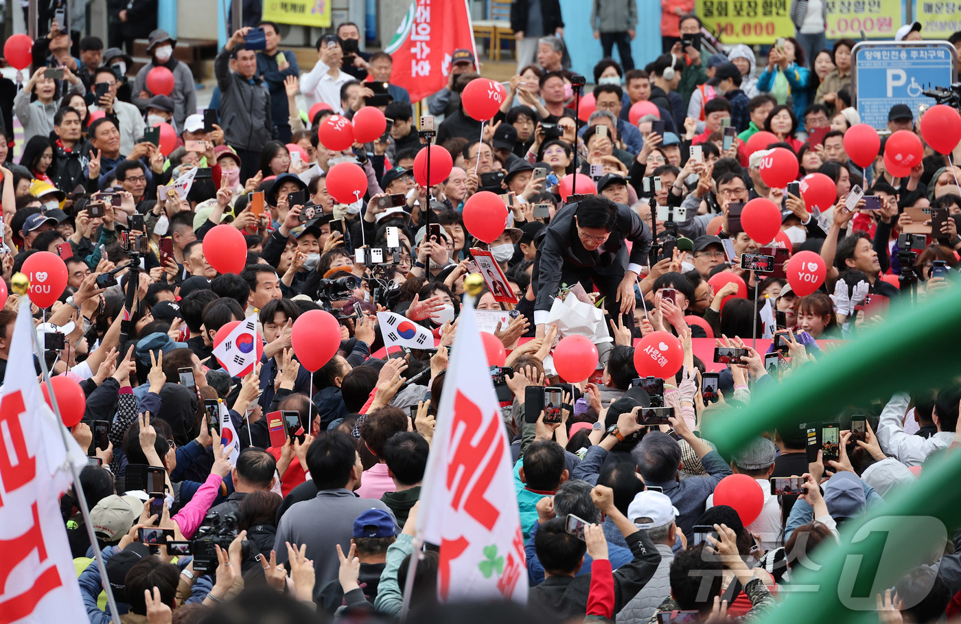 (구미=뉴스1) 김민지 기자 = 김문수 국민의힘 대통령 후보가 24일 경북 구미시 박정희 전 대통령 생가 인근에서 집중유세를 하고 있다. (공동취재) 2025.5.24/뉴스1