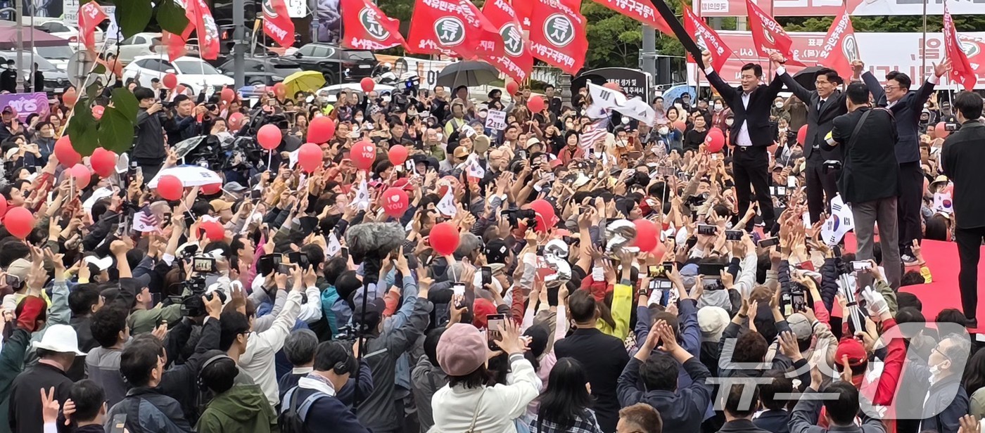 (구미=뉴스1) 정우용 기자 = 김문수 국민의힘 대통령 후보가 24일 경북 구미시 박정희 전 대통령 생가 인근에서 집중유세를 하고 있다. 2025.5.24/뉴스1
