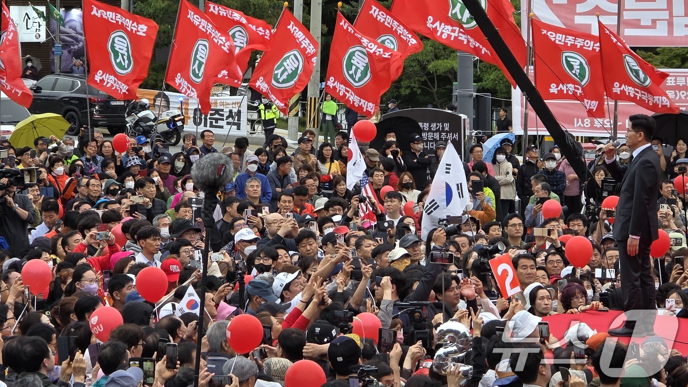 (구미=뉴스1) 정우용 기자 = 김문수 국민의힘 대통령 후보가 24일 경북 구미시 박정희 전 대통령 생가 인근에서 집중유세를 하고 있다. 2025.5.24/뉴스1
