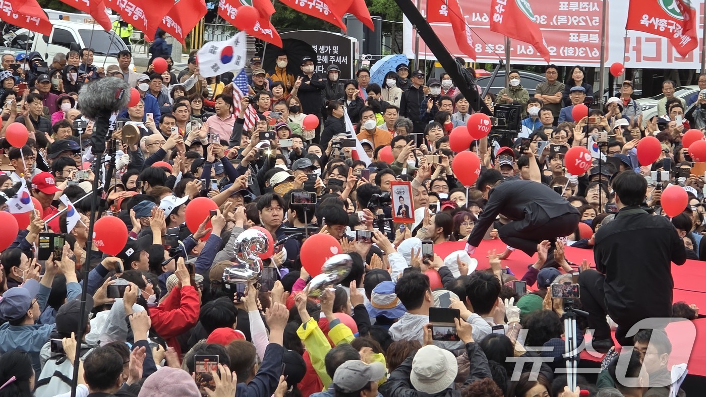 (구미=뉴스1) 정우용 기자 = 김문수 국민의힘 대통령 후보가 24일 경북 구미시 박정희 전 대통령 생가 앞에서 열린 집중유세에서 큰절을 하며 지지를 호소하고 있다. 2025.5. …