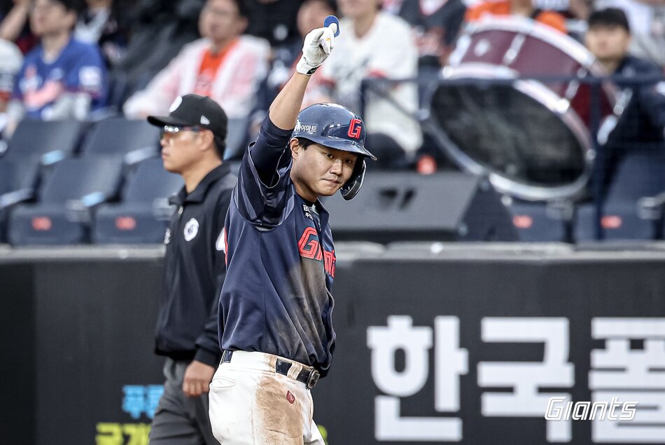 본문 이미지 - 롯데 자이언츠 내야수 손호영이 24일 열린 KBO리그 대전 한화 이글스전에서 5타수 5안타 2타점 2득점으로 활약, 팀의 8-6 역전승을 이끌었다. (롯데 자이언츠 제공)