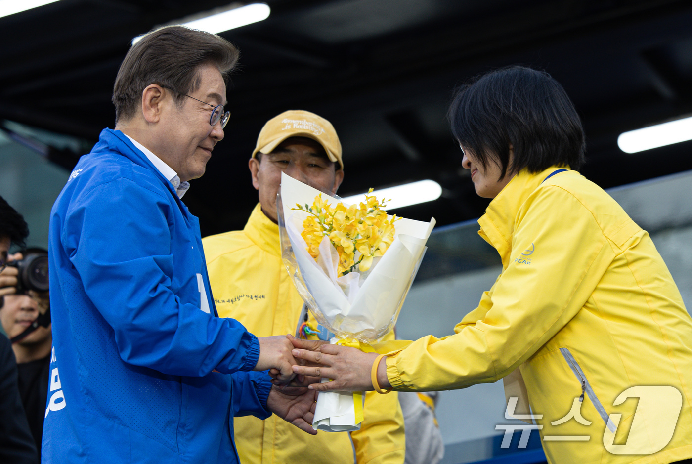 (안산=뉴스1) 이재명 기자 = 이재명 더불어민주당 대통령 후보가 24일 오후 경기도 안산시 단원구 안산문화광장에서 세월호 참사 유족에게 프리지아 꽃을 전달 받고 있다. 2025. …