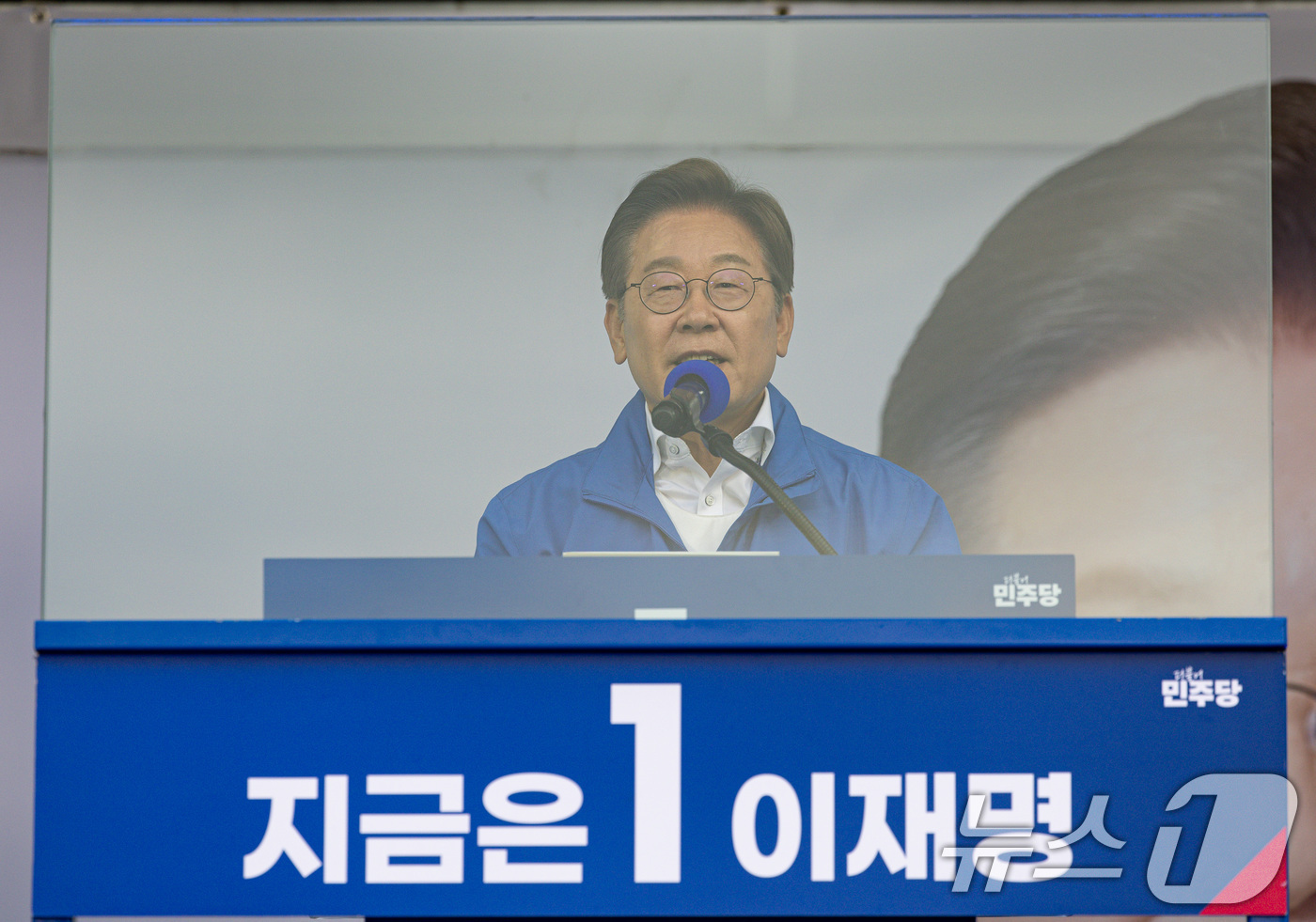 (안산=뉴스1) 이재명 기자 = 이재명 더불어민주당 대통령 후보가 24일 오후 경기도 안산시 단원구 안산문화광장에서 시민들에게 지지를 호소하고 있다. 2025.5.24/뉴스1