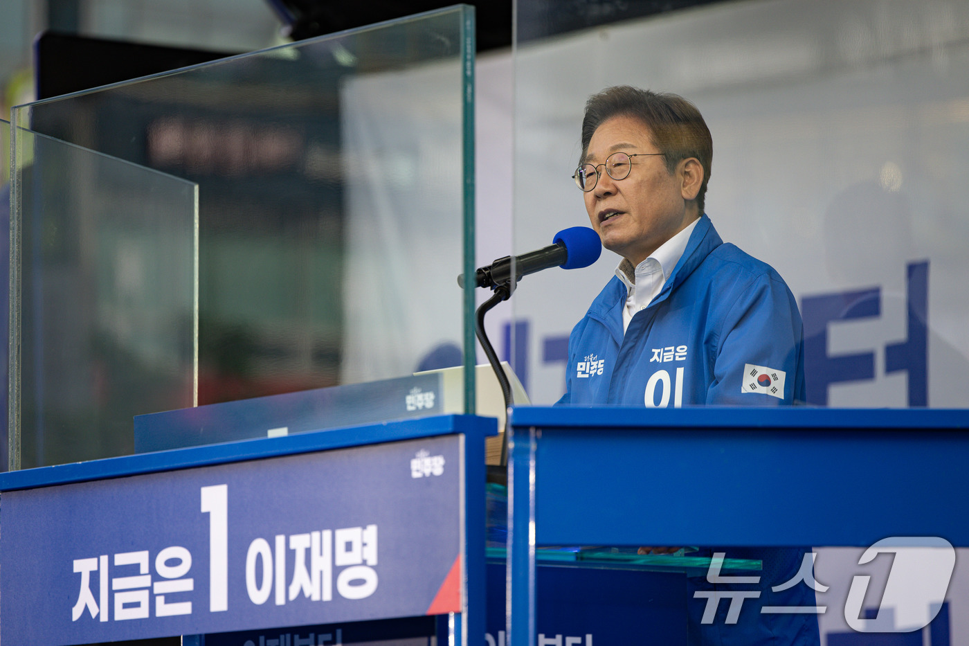 (안산=뉴스1) 이재명 기자 = 이재명 더불어민주당 대통령 후보가 24일 오후 경기도 안산시 단원구 안산문화광장에서 시민들에게 지지를 호소하고 있다. 2025.5.24/뉴스1