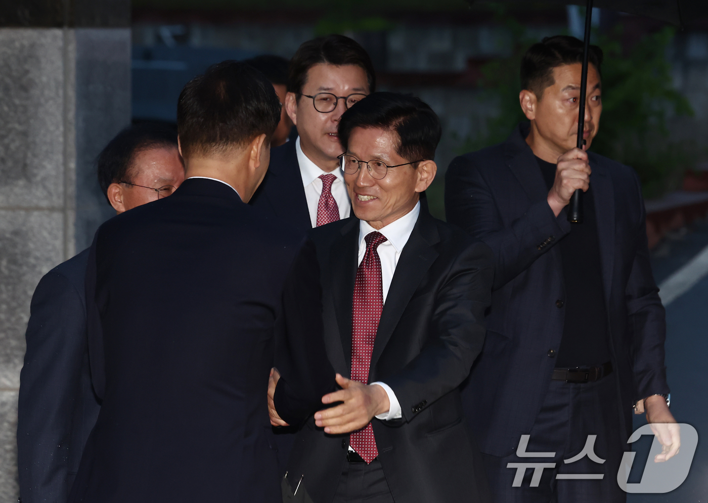 (대구=뉴스1) 김민지 기자 = 김문수 국민의힘 대통령 후보가 24일 박근혜 전 대통령을 예방하기 위해 대구 달성군 사저에 도착, 관계자들과 인사하고 있다. 2025.5.24/뉴스 …