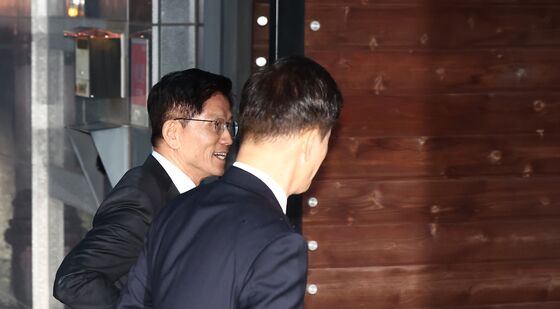 박근혜 전 대통령 사저로 들어서는 김문수 후보