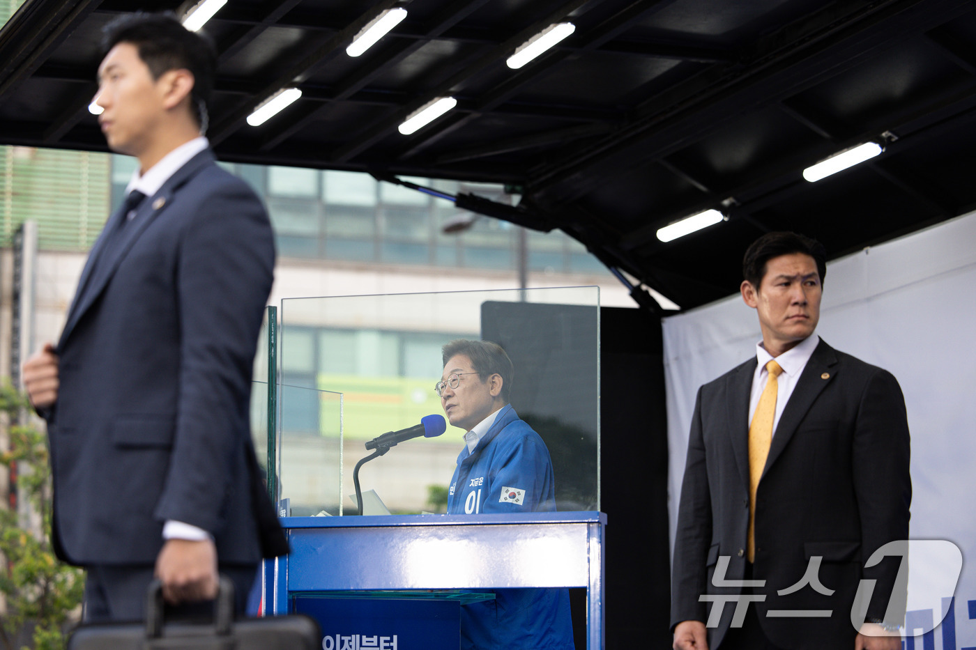 (안산=뉴스1) 이재명 기자 = 이재명 더불어민주당 대통령 후보가 24일 오후 경기도 안산시 단원구 안산문화광장에서 시민들에게 지지를 호소하고 있다. 2025.5.24/뉴스1