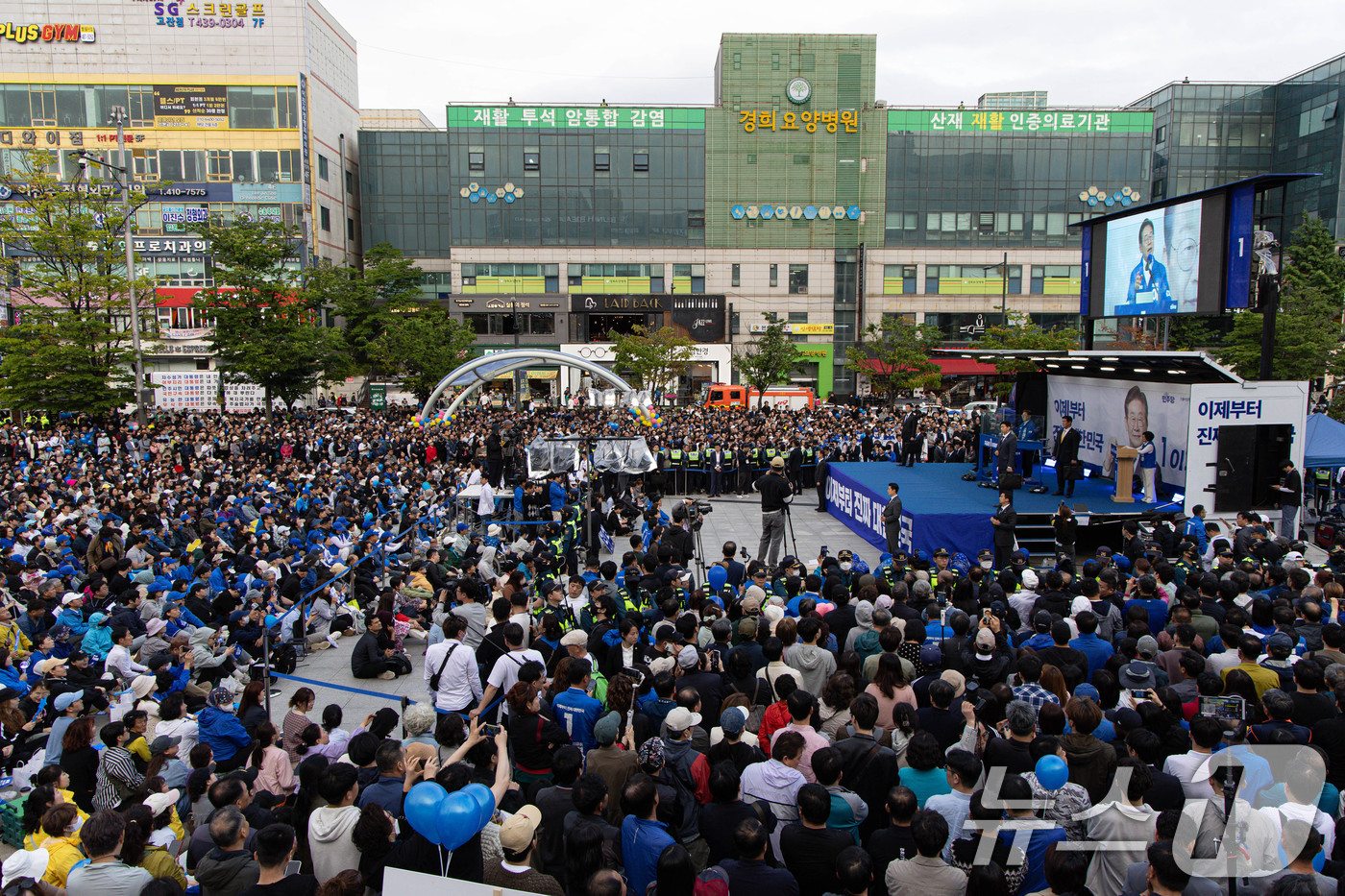 (안산=뉴스1) 이재명 기자 = 이재명 더불어민주당 대통령 후보가 24일 오후 경기도 안산시 단원구 안산문화광장에서 시민들에게 지지를 호소하고 있다. 2025.5.24/뉴스1