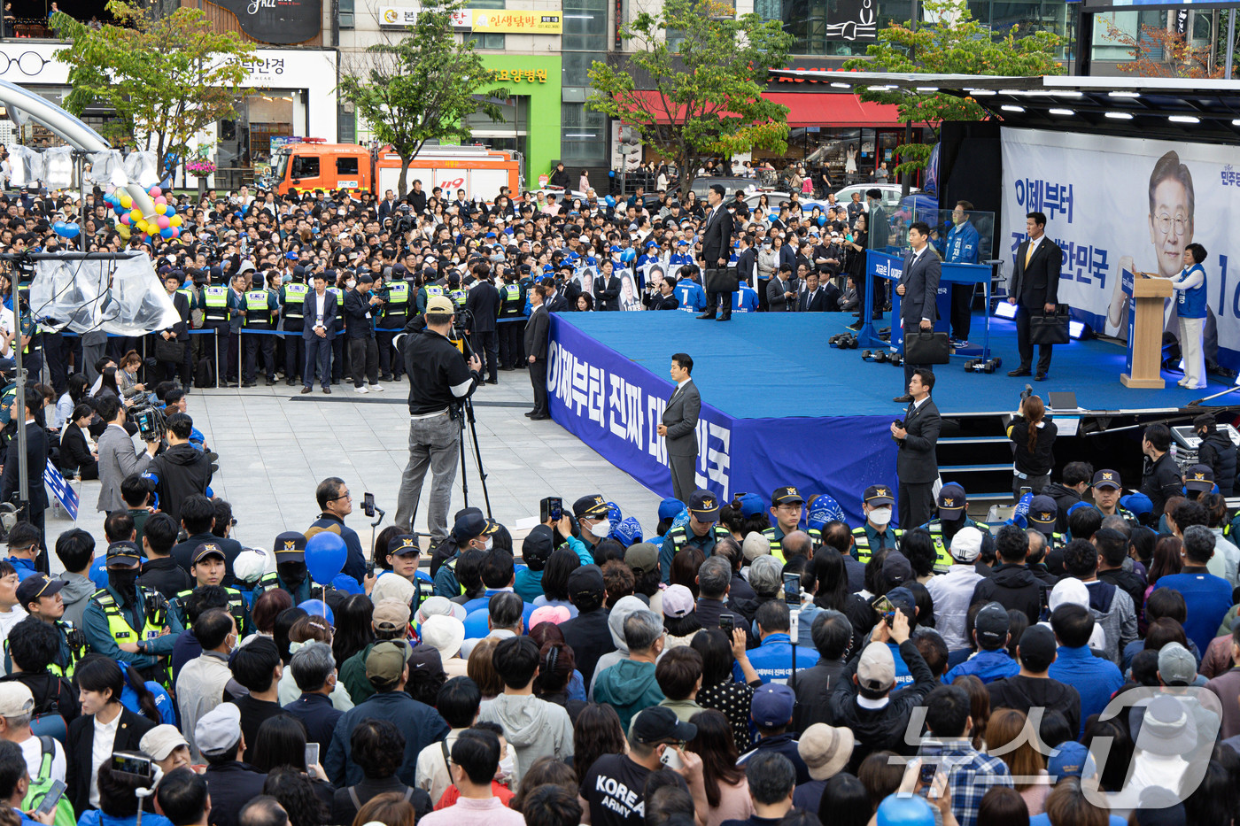 (안산=뉴스1) 이재명 기자 = 이재명 더불어민주당 대통령 후보가 24일 오후 경기도 안산시 단원구 안산문화광장에서 시민들에게 지지를 호소하고 있다. 2025.5.24/뉴스1