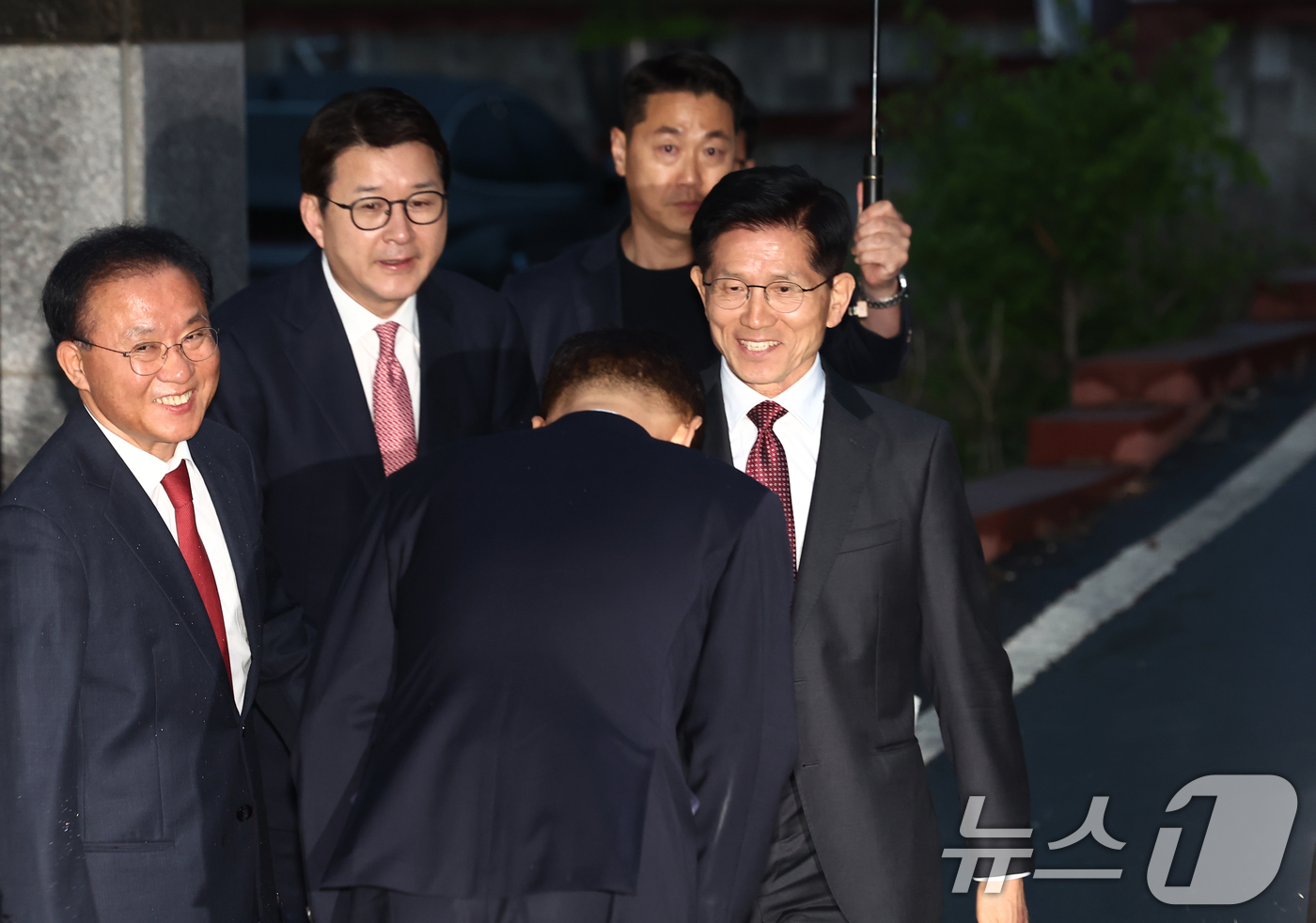 (대구=뉴스1) 김민지 기자 = 김문수 국민의힘 대통령 후보가 24일 박근혜 전 대통령을 예방하기 위해 대구 달성군 사저에 도착, 관계자들과 인사하고 있다. 2025.5.24/뉴스 …