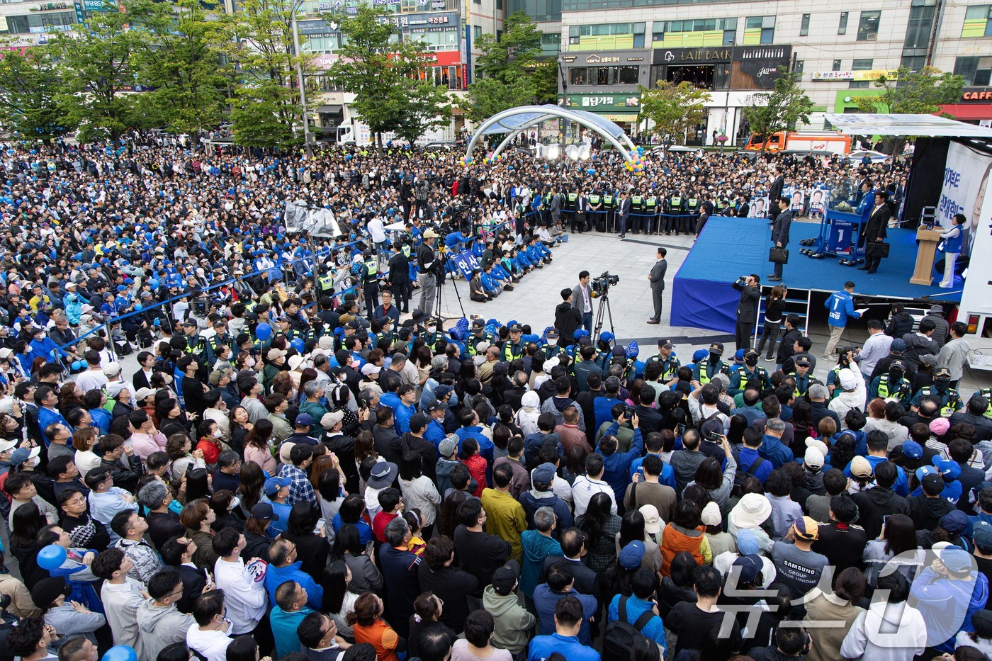 (안산=뉴스1) 이재명 기자 = 이재명 더불어민주당 대통령 후보가 24일 오후 경기도 안산시 단원구 안산문화광장에서 시민들에게 지지를 호소하고 있다. 2025.5.24/뉴스1