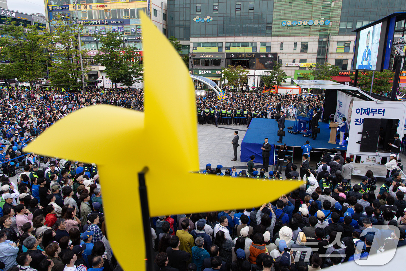 (안산=뉴스1) 이재명 기자 = 이재명 더불어민주당 대통령 후보가 24일 오후 경기도 안산시 단원구 안산문화광장에서 시민들에게 지지를 호소하고 있다. 2025.5.24/뉴스1