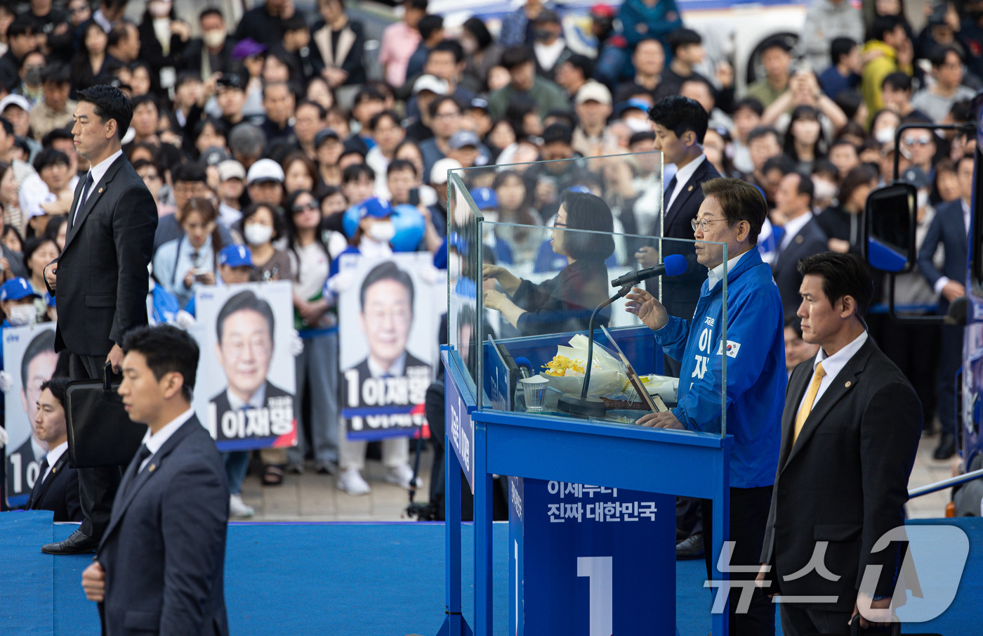 (안산=뉴스1) 이재명 기자 = 이재명 더불어민주당 대통령 후보가 24일 오후 경기도 안산시 단원구 안산문화광장에서 시민들에게 지지를 호소하고 있다. 2025.5.24/뉴스1