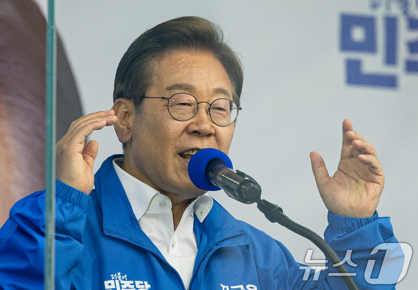 (안산=뉴스1) 이재명 기자 = 이재명 더불어민주당 대통령 후보가 24일 오후 경기도 안산시 단원구 안산문화광장에서 시민들에게 지지를 호소하고 있다. 2025.5.24/뉴스1