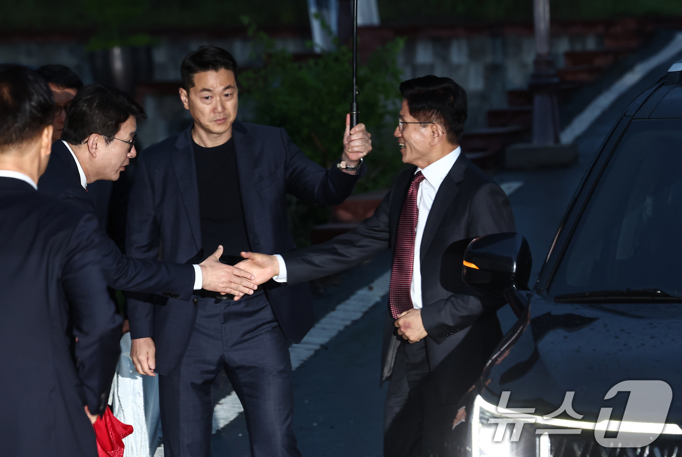 (대구=뉴스1) 김민지 기자 = 김문수 국민의힘 대통령 후보가 24일 박근혜 전 대통령을 예방하기 위해 대구 달성군 사저에 도착해 신동욱 수석대변인 등과 인사하고 있다. 2025. …