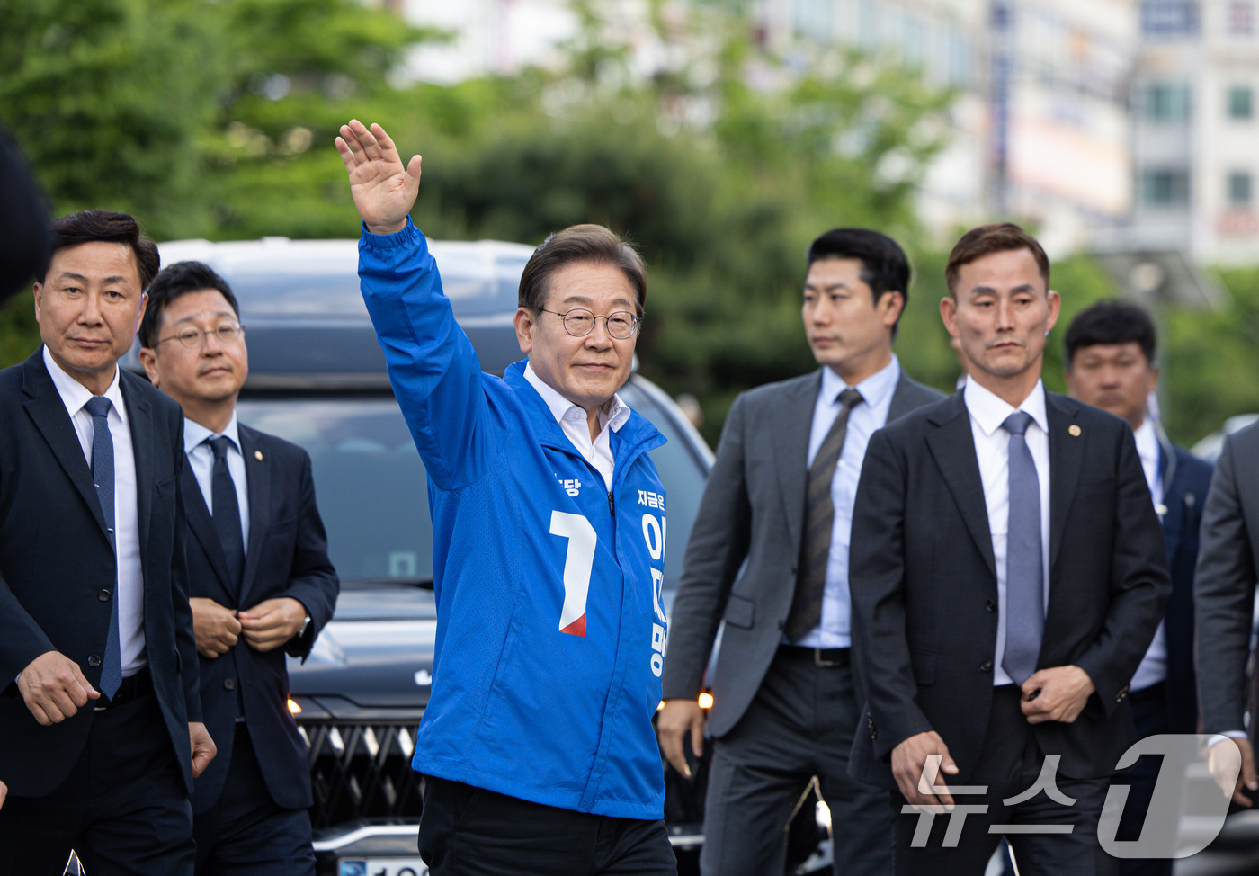 (안산=뉴스1) 이재명 기자 = 이재명 더불어민주당 대통령 후보가 24일 오후 경기도 안산시 단원구 안산문화광장에서 열린 유세에 도착하고 있다. 2025.5.24/뉴스1