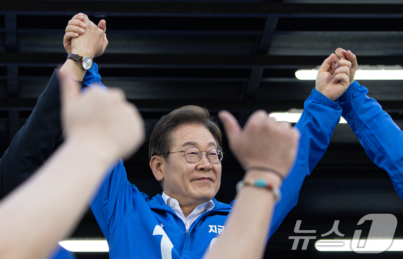 (안산=뉴스1) 이재명 기자 = 이재명 더불어민주당 대통령 후보가 24일 오후 경기도 안산시 단원구 안산문화광장에서 시민들을 향해 손을 들어 올리고 있다. 2025.5.24/뉴스1 …