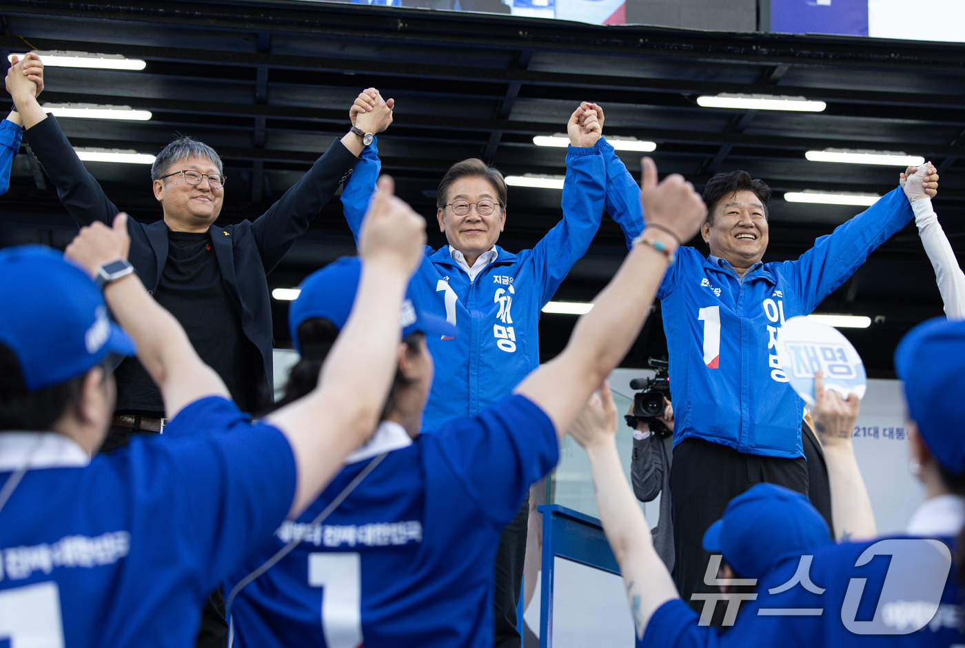 (안산=뉴스1) 이재명 기자 = 이재명 더불어민주당 대통령 후보가 24일 오후 경기도 안산시 단원구 안산문화광장에서 시민들을 향해 손을 들어 올리고 있다. 2025.5.24/뉴스1 …