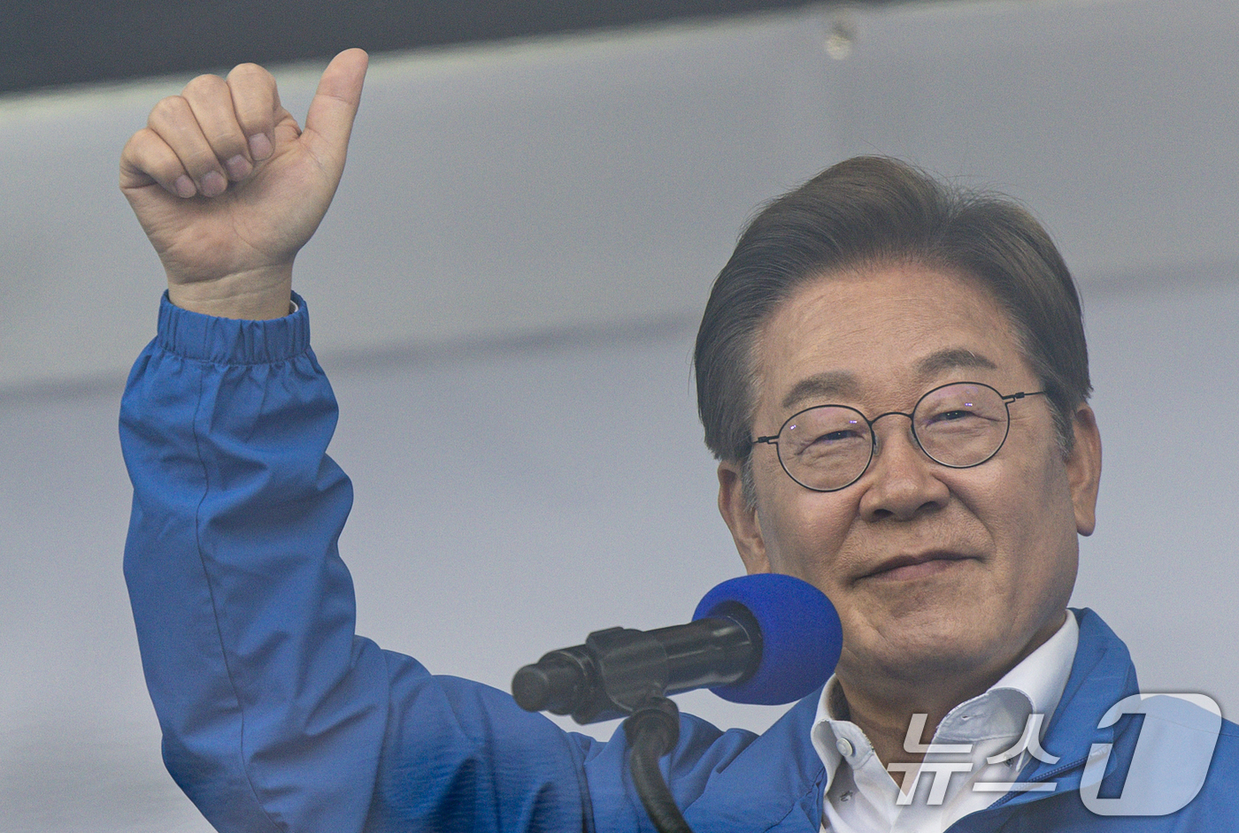 (안산=뉴스1) 이재명 기자 = 이재명 더불어민주당 대통령 후보가 24일 오후 경기도 안산시 단원구 안산문화광장에서 시민들에게 지지를 호소하고 있다. 2025.5.24/뉴스1