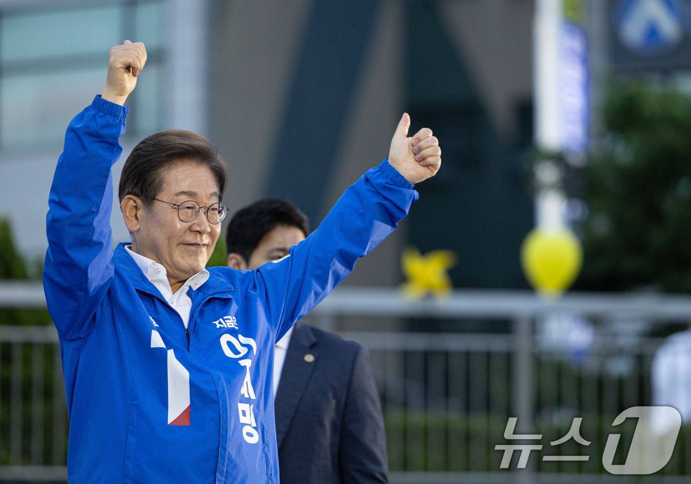 (안산=뉴스1) 이재명 기자 = 이재명 더불어민주당 대통령 후보가 24일 오후 경기도 안산시 단원구 안산문화광장에서 열린 유세를 마친 후 시민들에게 인사하고 있다. 2025.5.2 …