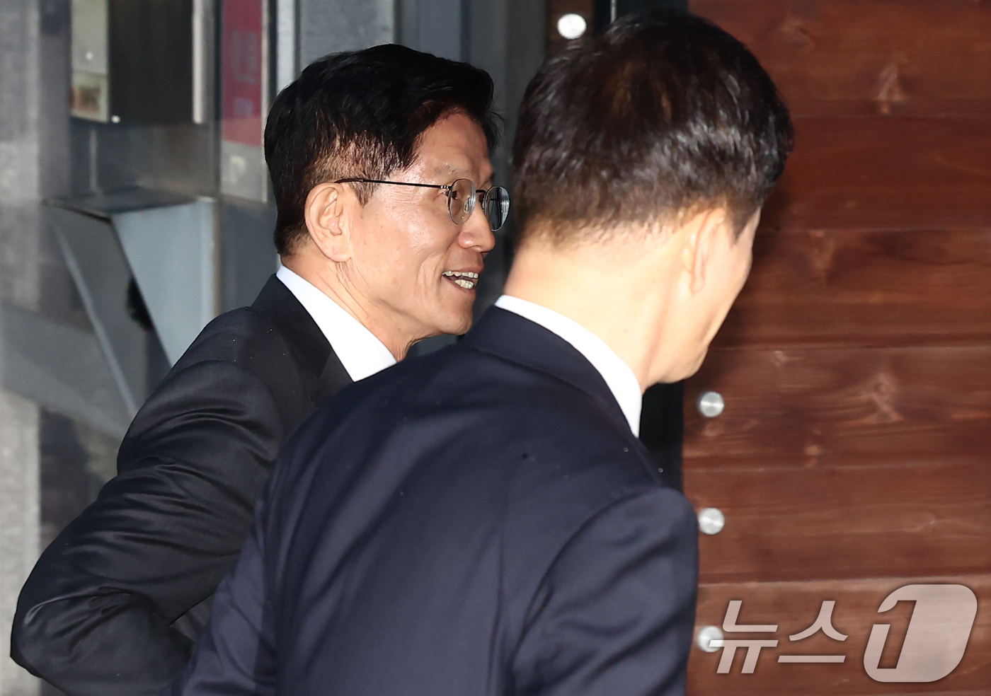 (대구=뉴스1) 김민지 기자 = 김문수 국민의힘 대통령 후보가 24일 박근혜 전 대통령을 예방하기 위해 대구 달성군 사저로 들어서고 있다. 2025.5.24/뉴스1