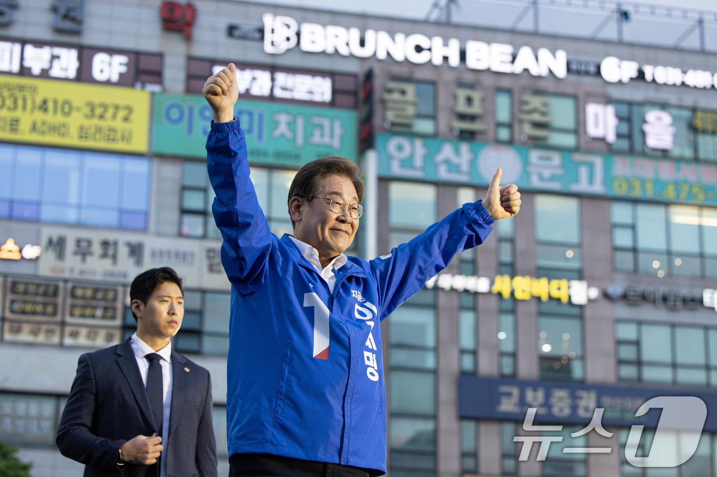 (안산=뉴스1) 이재명 기자 = 이재명 더불어민주당 대통령 후보가 24일 오후 경기도 안산시 단원구 안산문화광장에서 열린 유세를 마친 후 시민들에게 인사하고 있다. 2025.5.2 …