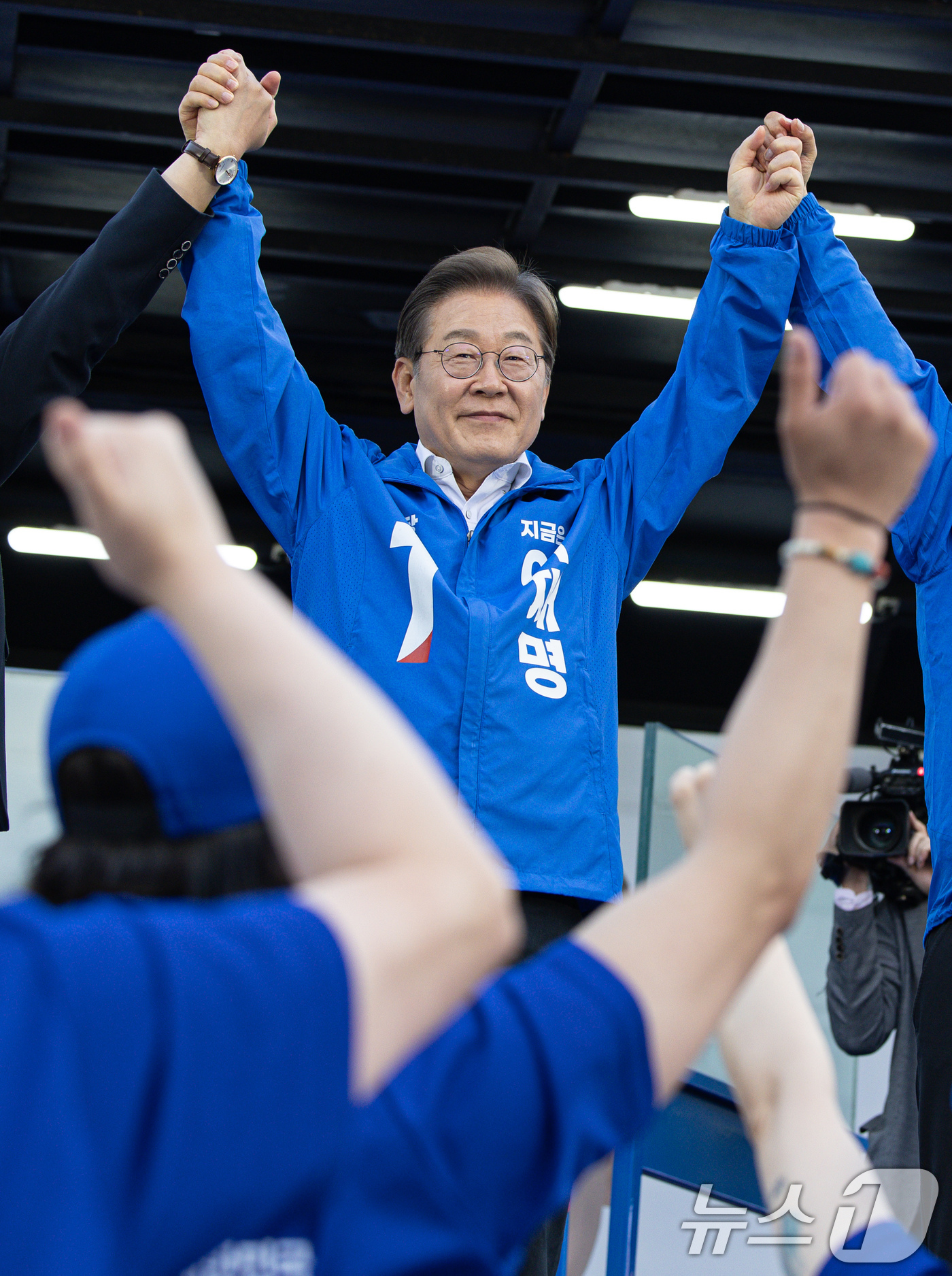 (안산=뉴스1) 이재명 기자 = 이재명 더불어민주당 대통령 후보가 24일 오후 경기도 안산시 단원구 안산문화광장에서 시민들을 향해 손을 들어 올리고 있다. 2025.5.24/뉴스1 …