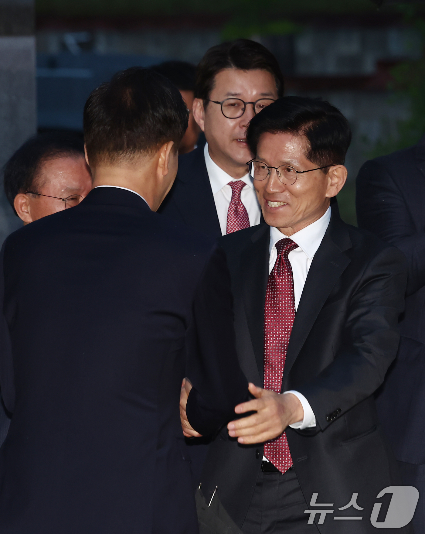 (대구=뉴스1) 김민지 기자 = 김문수 국민의힘 대통령 후보가 24일 박근혜 전 대통령을 예방하기 위해 대구 달성군 사저에 도착, 관계자들과 인사하고 있다. 2025.5.24/뉴스 …