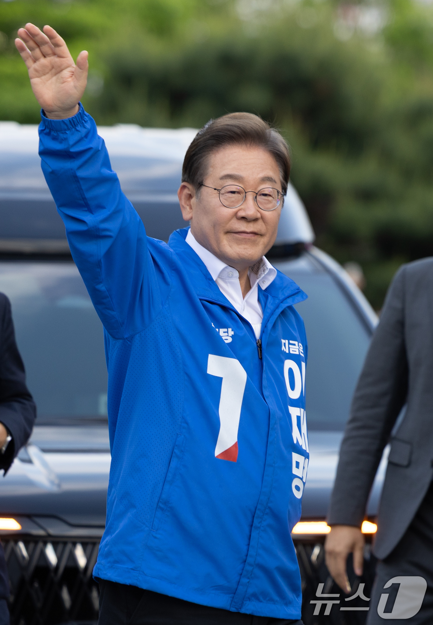 (안산=뉴스1) 이재명 기자 = 이재명 더불어민주당 대통령 후보가 24일 오후 경기도 안산시 단원구 안산문화광장에서 열린 유세에 도착하고 있다. 2025.5.24/뉴스1