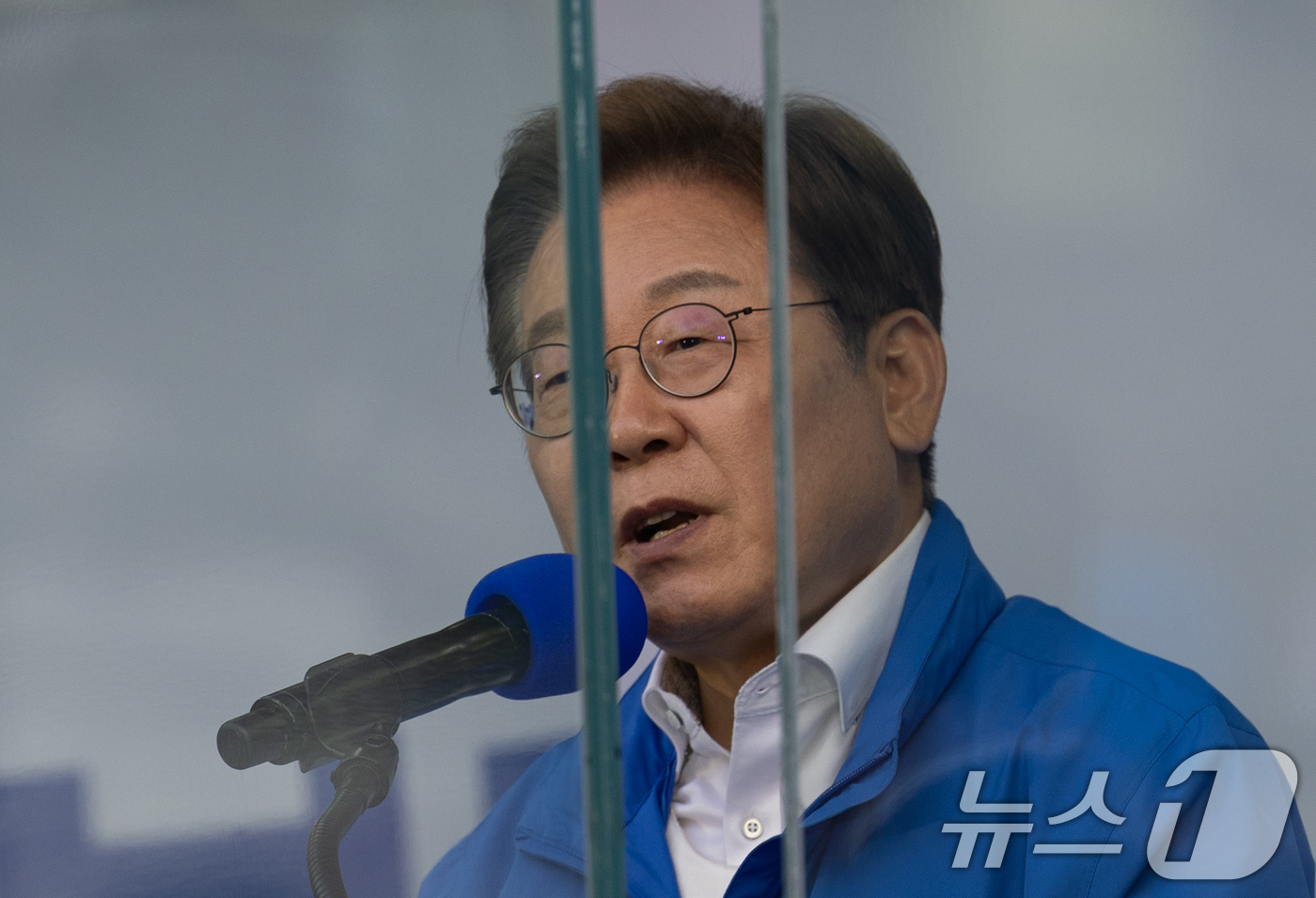 (안산=뉴스1) 이재명 기자 = 이재명 더불어민주당 대통령 후보가 24일 오후 경기도 안산시 단원구 안산문화광장에서 시민들에게 지지를 호소하고 있다. 2025.5.24/뉴스1