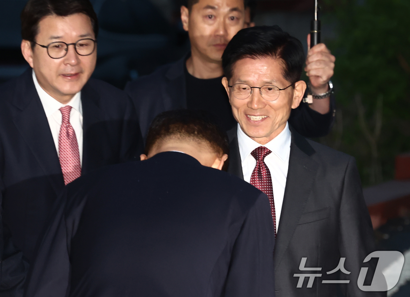 (대구=뉴스1) 김민지 기자 = 김문수 국민의힘 대통령 후보가 24일 박근혜 전 대통령을 예방하기 위해 대구 달성군 사저에 도착, 관계자들과 인사하고 있다. 2025.5.24/뉴스 …