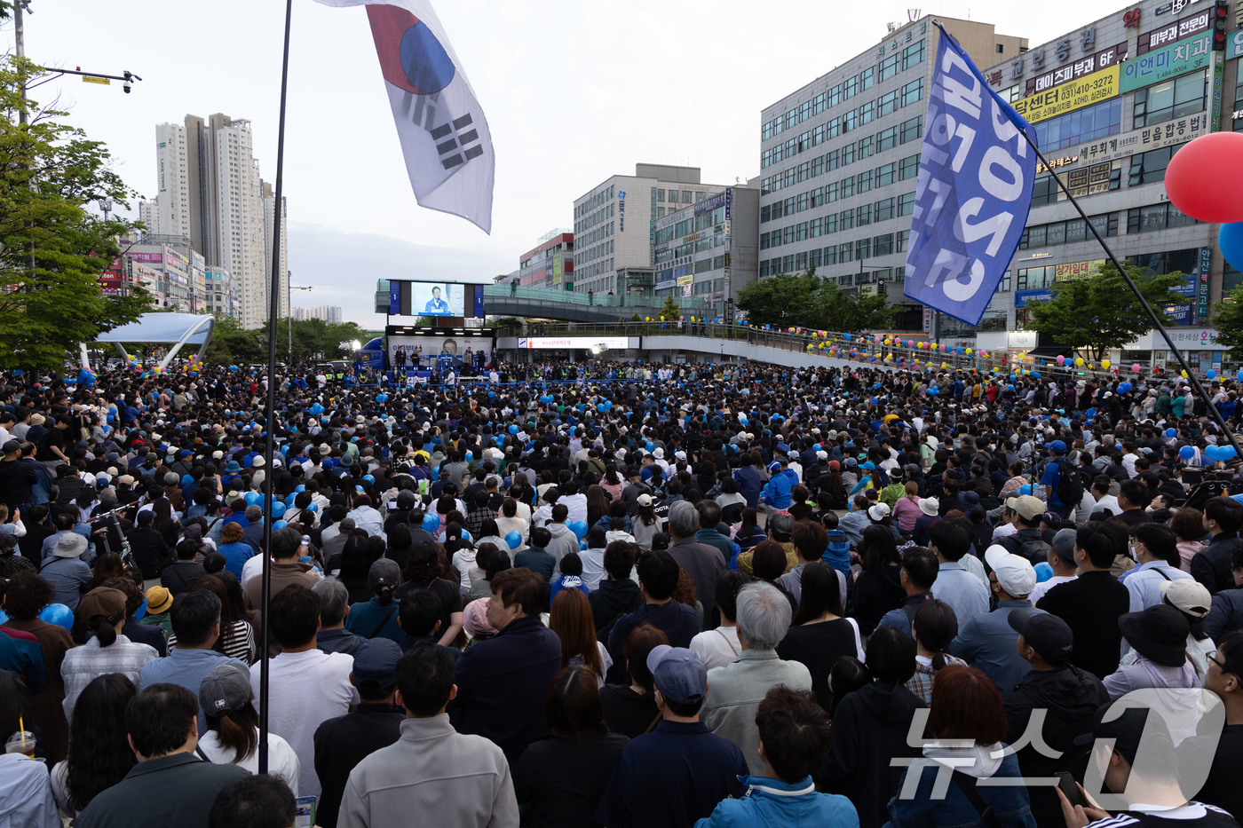 (안산=뉴스1) 이재명 기자 = 이재명 더불어민주당 대통령 후보가 24일 오후 경기도 안산시 단원구 안산문화광장에서 시민들에게 지지를 호소하고 있다. 2025.5.24/뉴스1