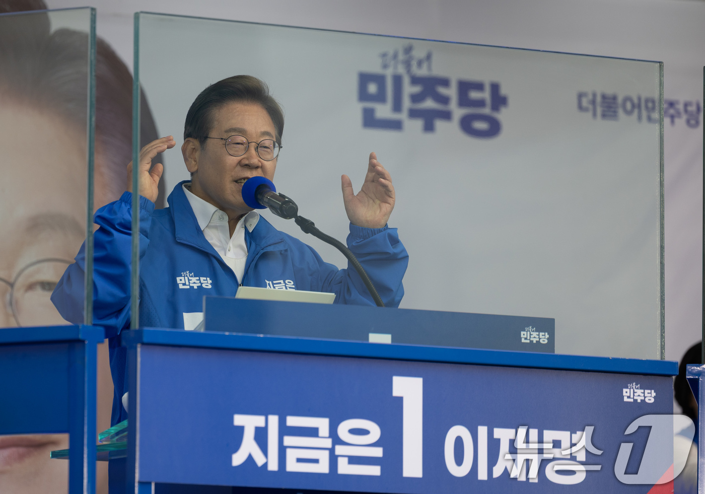 (안산=뉴스1) 이재명 기자 = 이재명 더불어민주당 대통령 후보가 24일 오후 경기도 안산시 단원구 안산문화광장에서 시민들에게 지지를 호소하고 있다. 2025.5.24/뉴스1