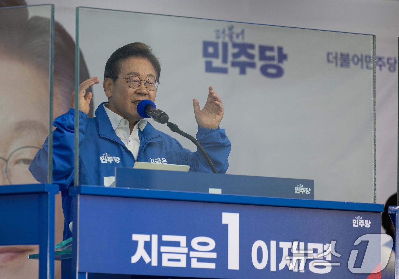 본문 이미지 - 이재명 더불어민주당 대통령 후보가 24일 오후 경기도 안산시 단원구 안산문화광장에서 시민들에게 지지를 호소하고 있다. 2025.5.24/뉴스1 ⓒ News1 이재명 기자
