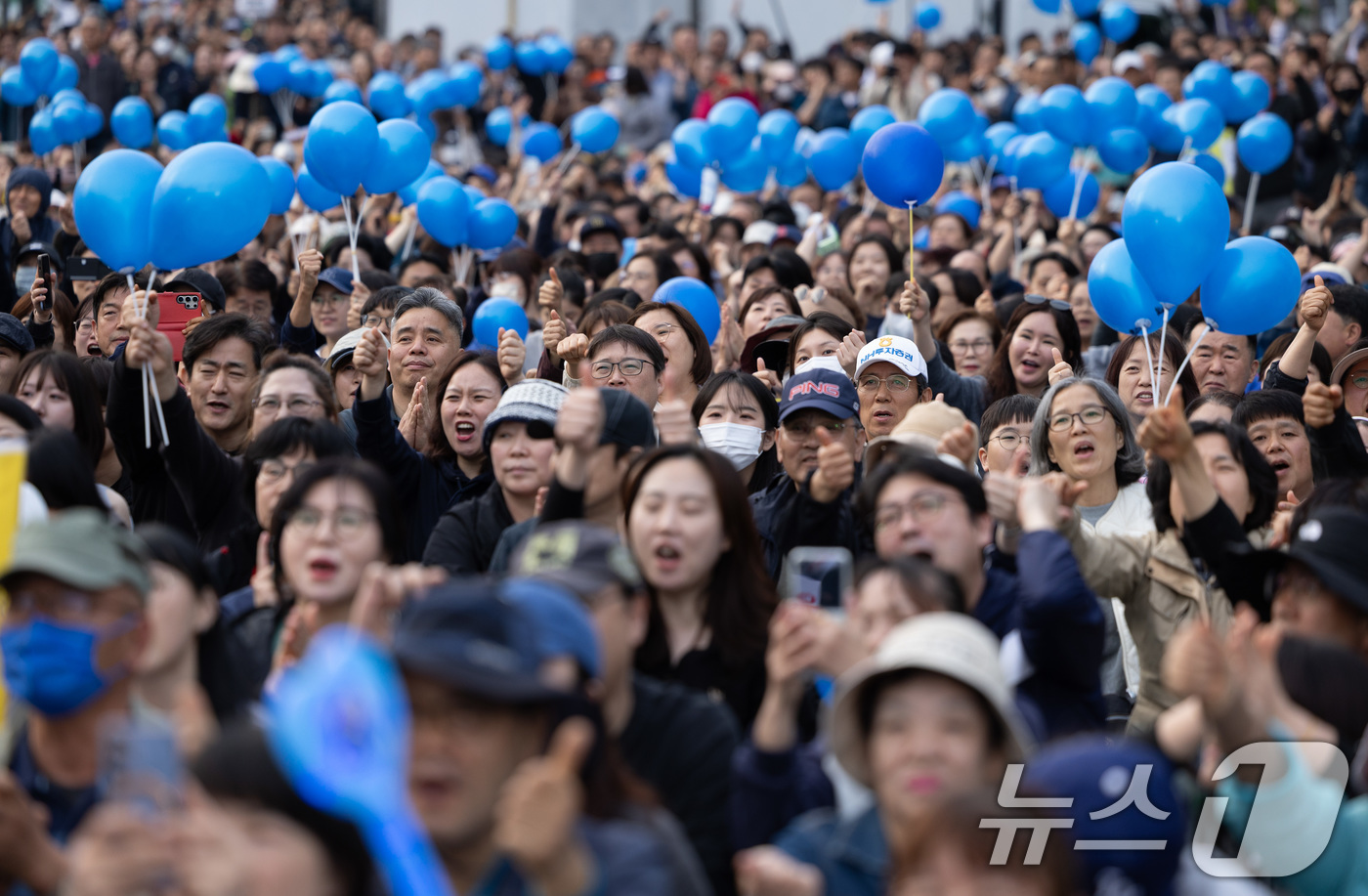 (안산=뉴스1) 이재명 기자 = 24일 오후 경기도 안산시 단원구 안산문화광장를 찾은 시민들이 이재명 더불어민주당 대통령 후보를 응원하고 있다. 2025.5.24/뉴스1