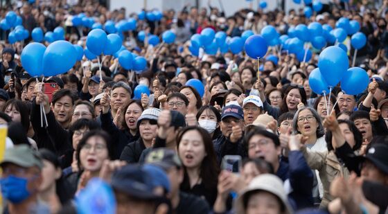 이재명 대선후보 연설 응원하는 시민들